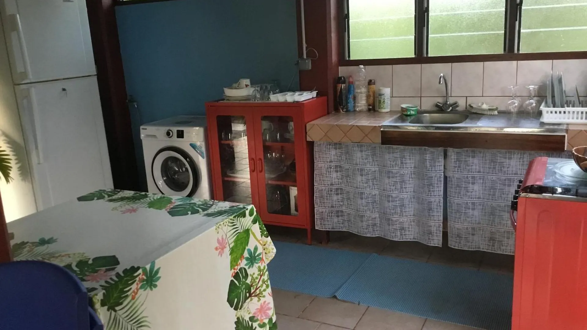 Fare Piti Les Pieds Dans Le Lagon Tiva 0*,  Francia Polinézia